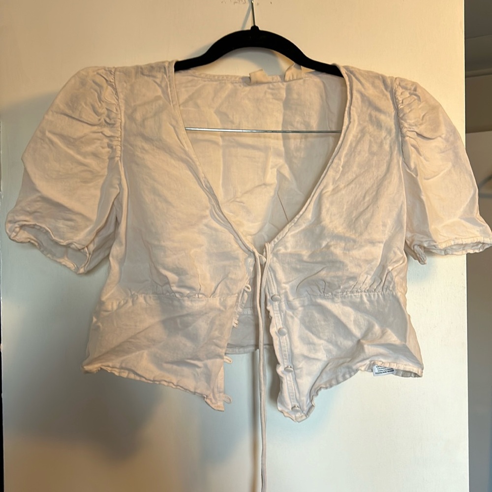 Levi’s White Puffy Sleeve Cropped Button Up Shirt